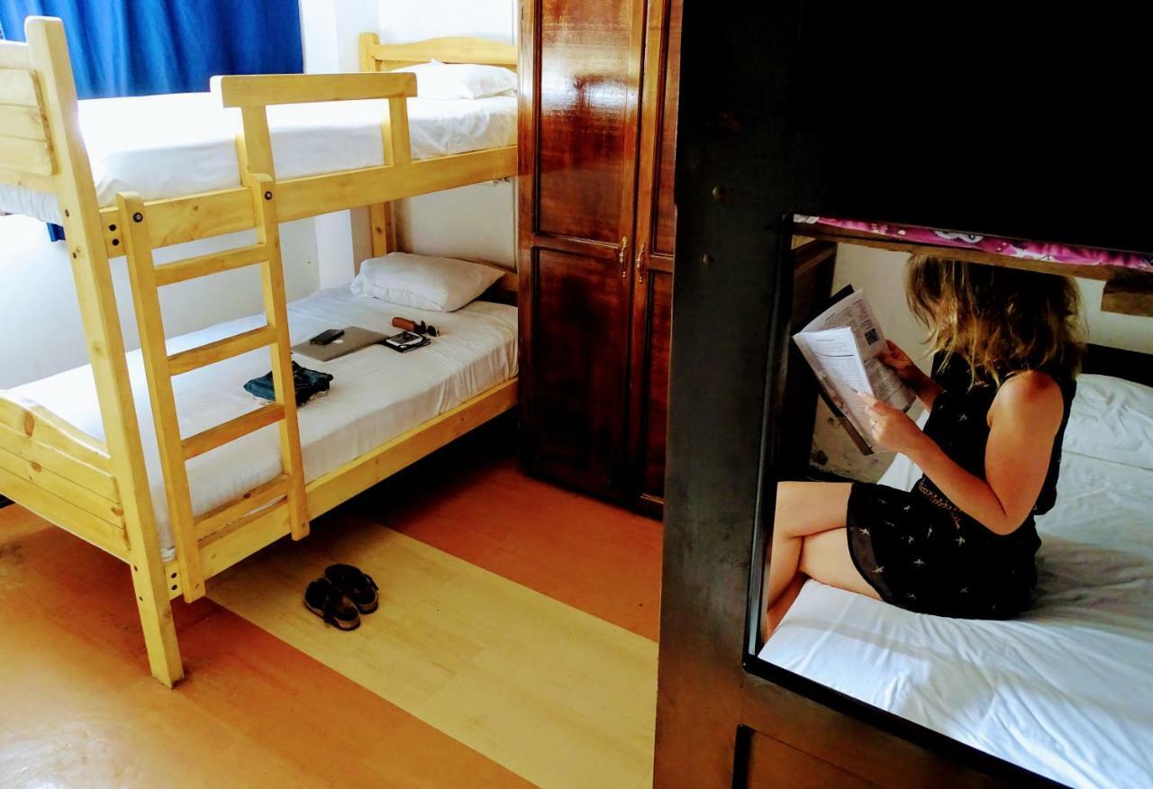 באניוס Erupcion Art Hotel & Hostel מראה חיצוני תמונה
